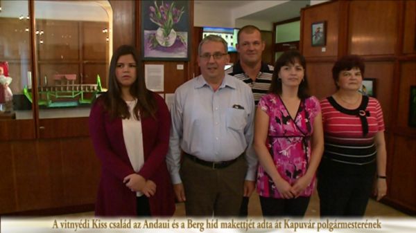  A vitnyédi Kiss család az Andaui és Berg híd makettjét adta át Kapuvár polgármesterének